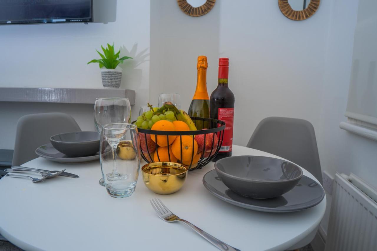 The Highfield Villa, 5 Bedrooms, Northampton Centre, Sleeps 10 Экстерьер фото