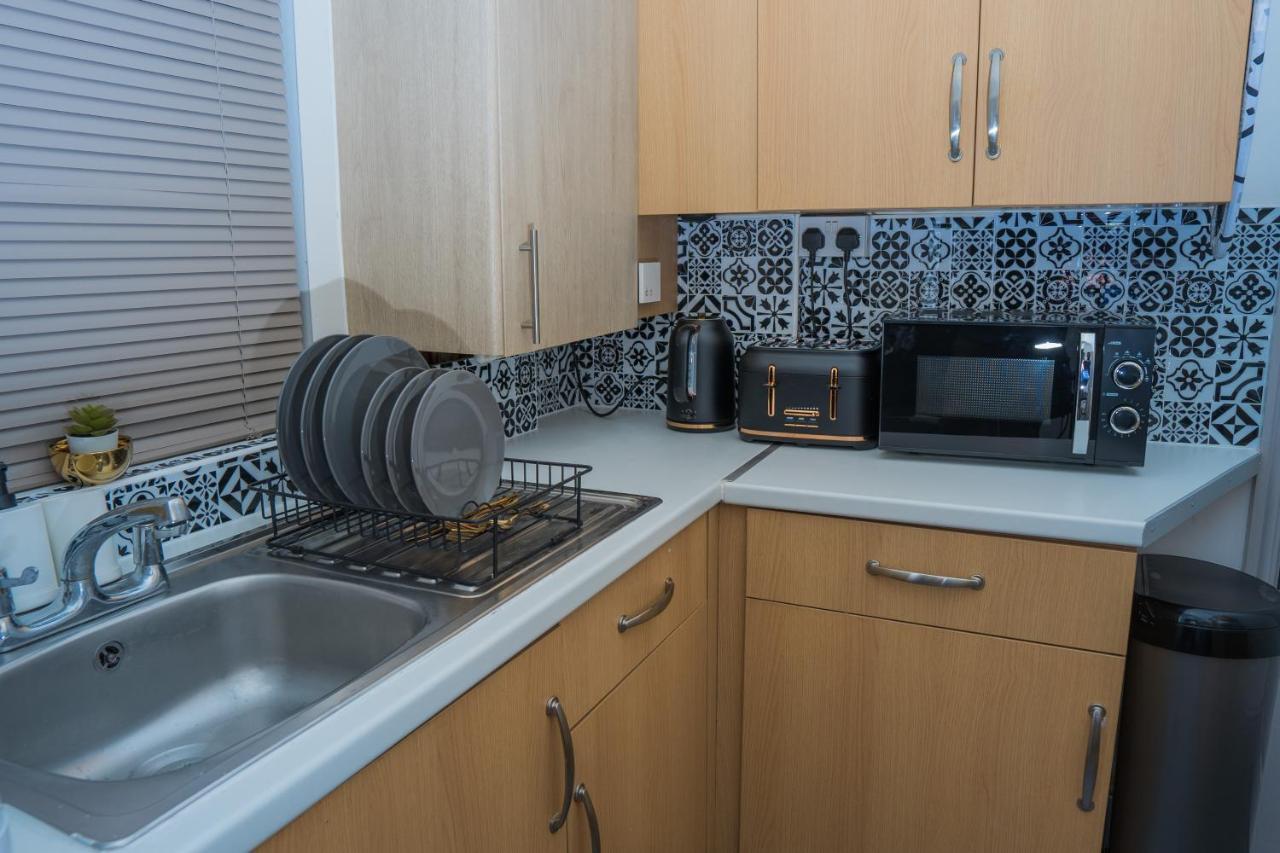 The Highfield Villa, 5 Bedrooms, Northampton Centre, Sleeps 10 Экстерьер фото