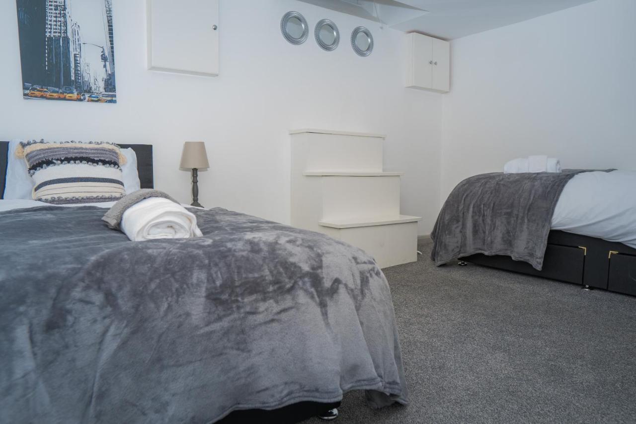 The Highfield Villa, 5 Bedrooms, Northampton Centre, Sleeps 10 Экстерьер фото