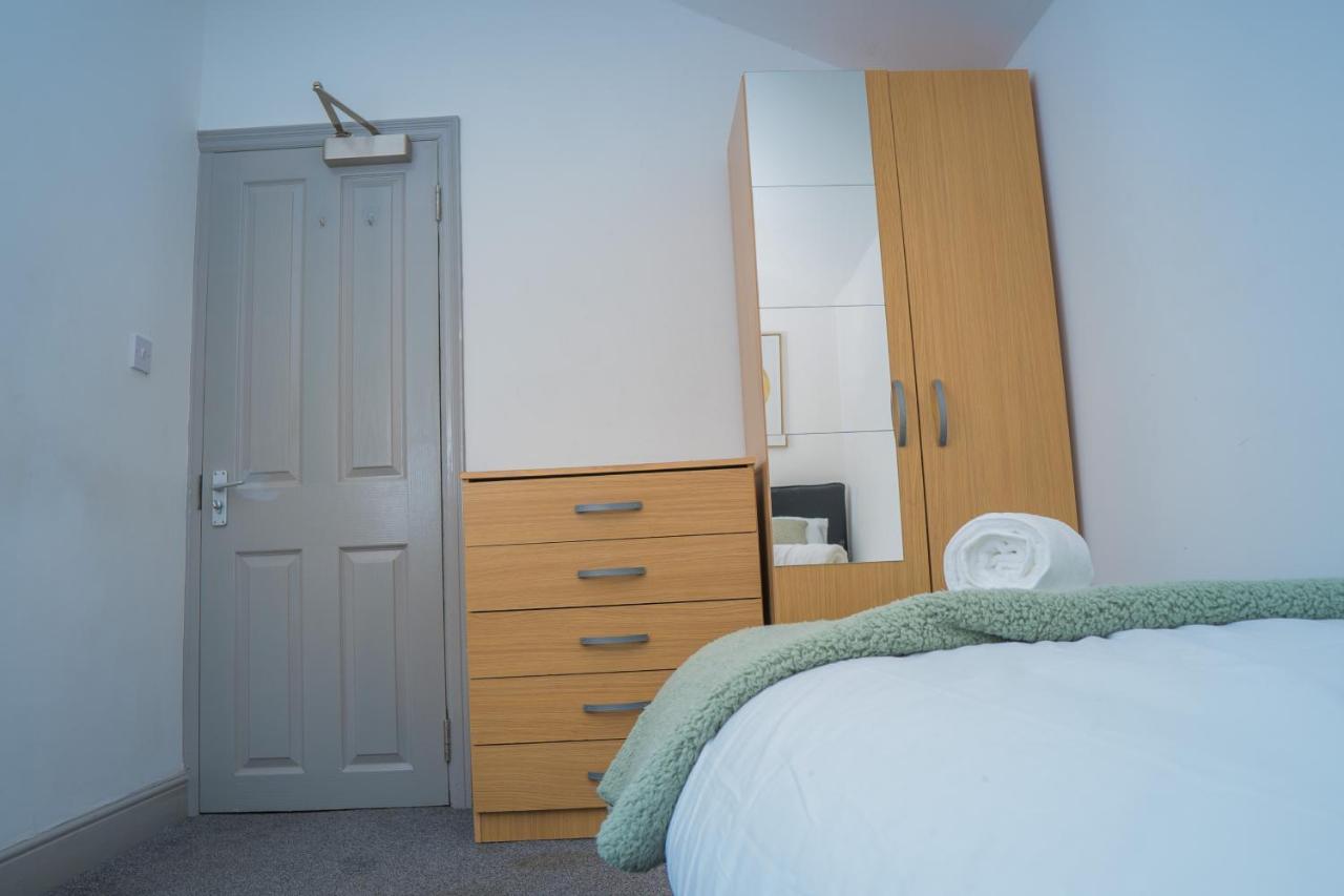 The Highfield Villa, 5 Bedrooms, Northampton Centre, Sleeps 10 Экстерьер фото