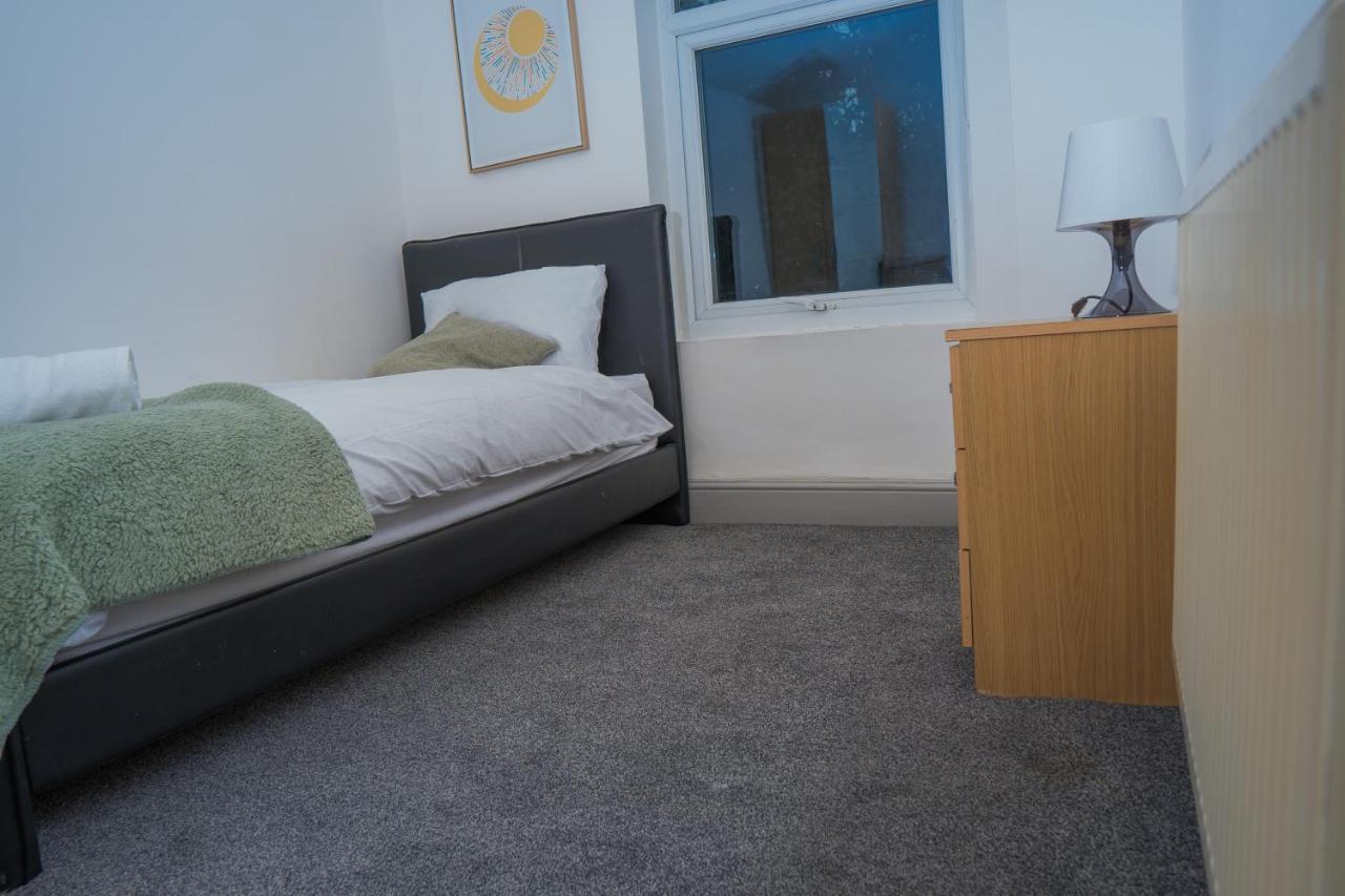 The Highfield Villa, 5 Bedrooms, Northampton Centre, Sleeps 10 Экстерьер фото