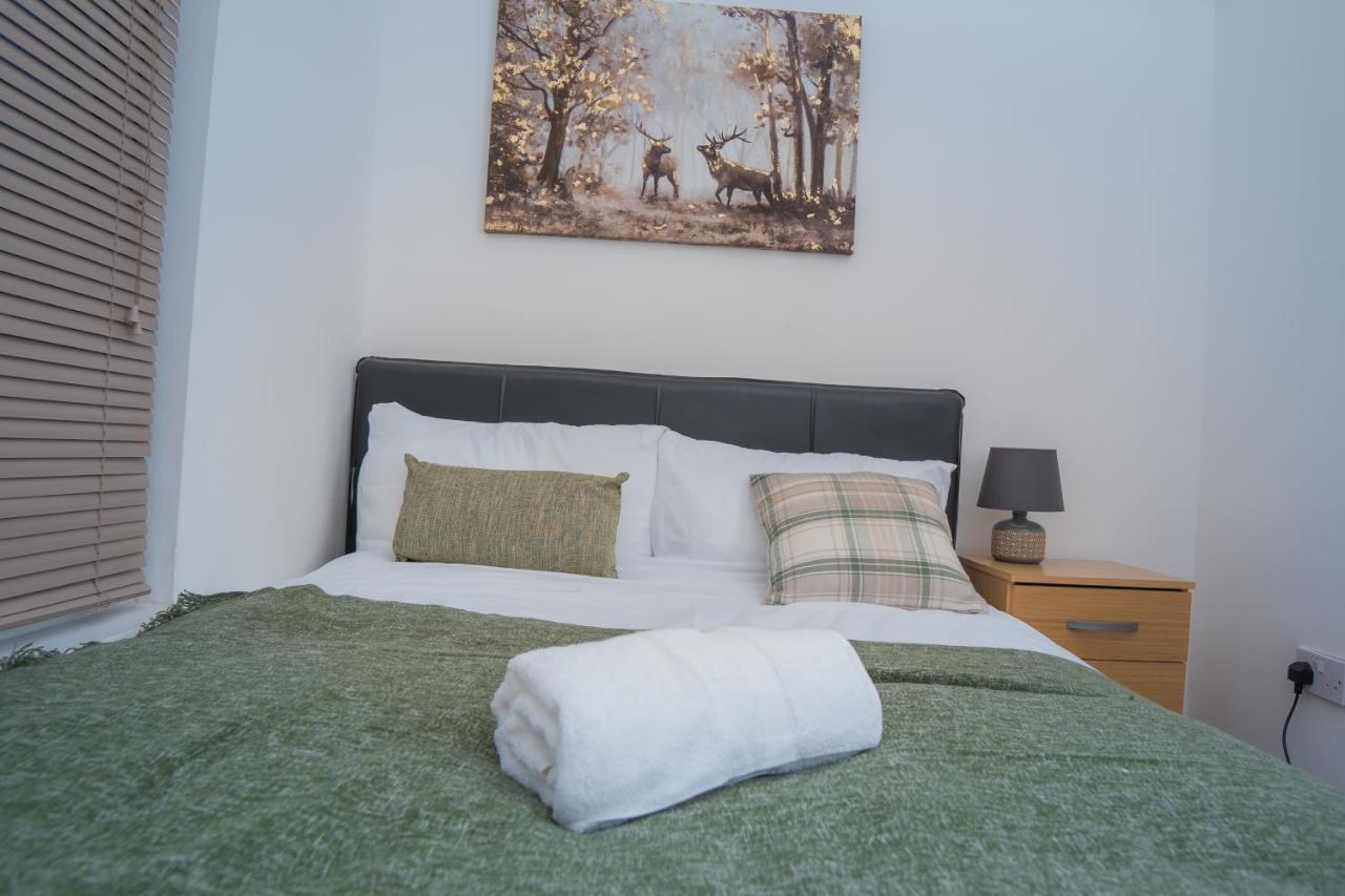 The Highfield Villa, 5 Bedrooms, Northampton Centre, Sleeps 10 Экстерьер фото