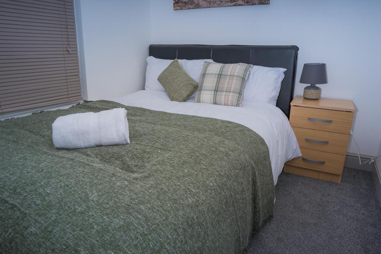 The Highfield Villa, 5 Bedrooms, Northampton Centre, Sleeps 10 Экстерьер фото